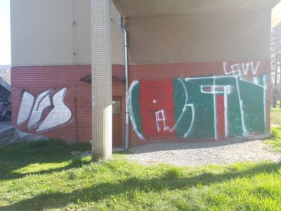 1 odstraneni graffiti z keramickeho obkladu fasady v Hradci Kralove