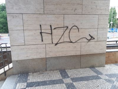 1 odstranění graffiti z travertinu Panorama BC Praha
