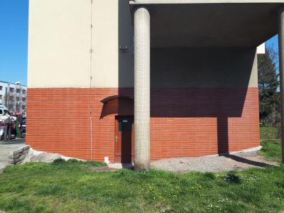 2 odstraneni graffiti z keramickeho obkladu fasady v Hradci Kralove