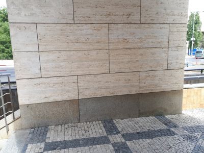 2 odstranění graffiti z travertinu Panorama BC Praha po odstranění